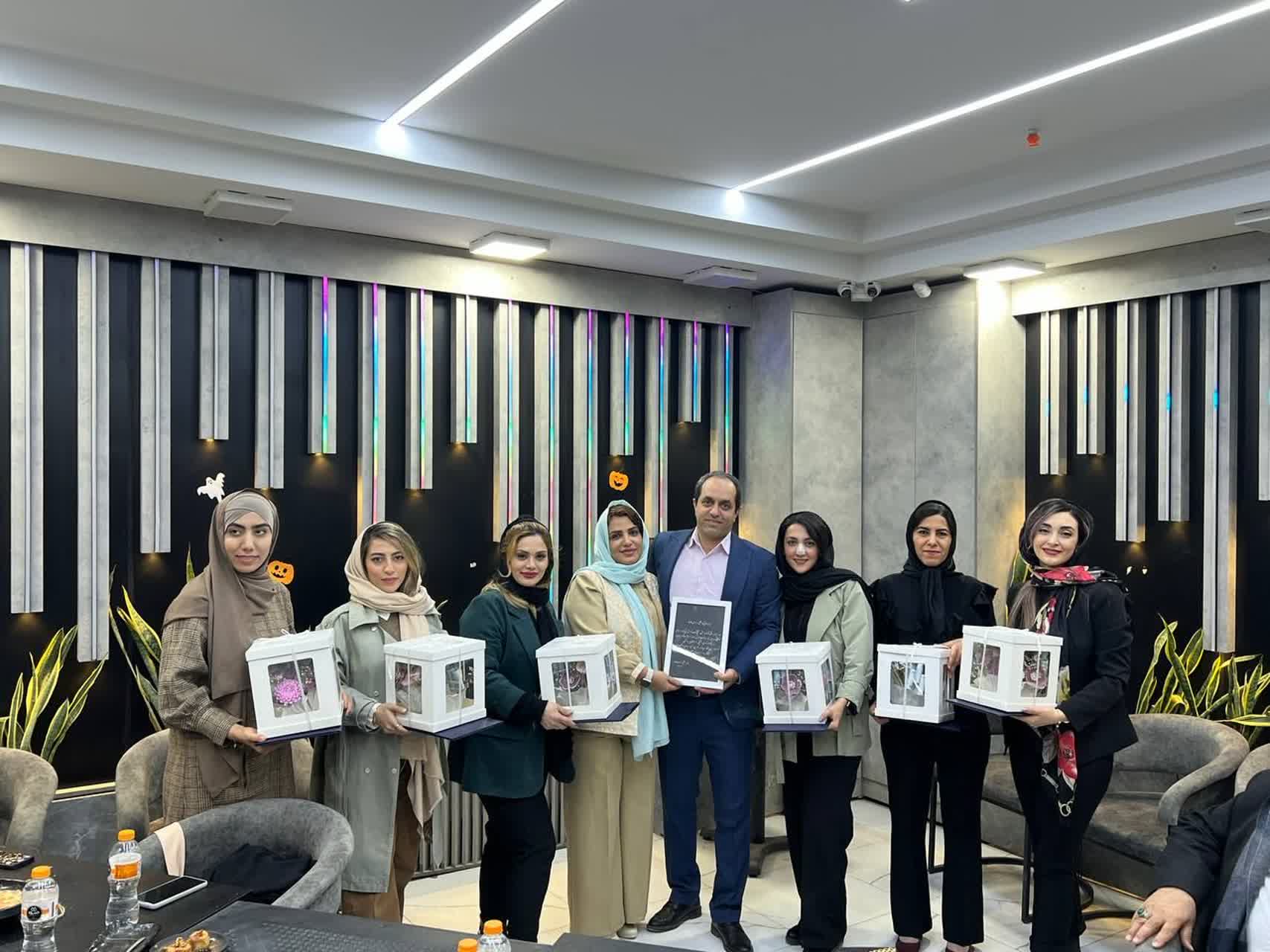 مدیر با بالهایش 